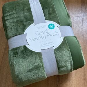 Brand New! Berkshire Classic Velvety Plush Blanket in Rich Green Full/Queen